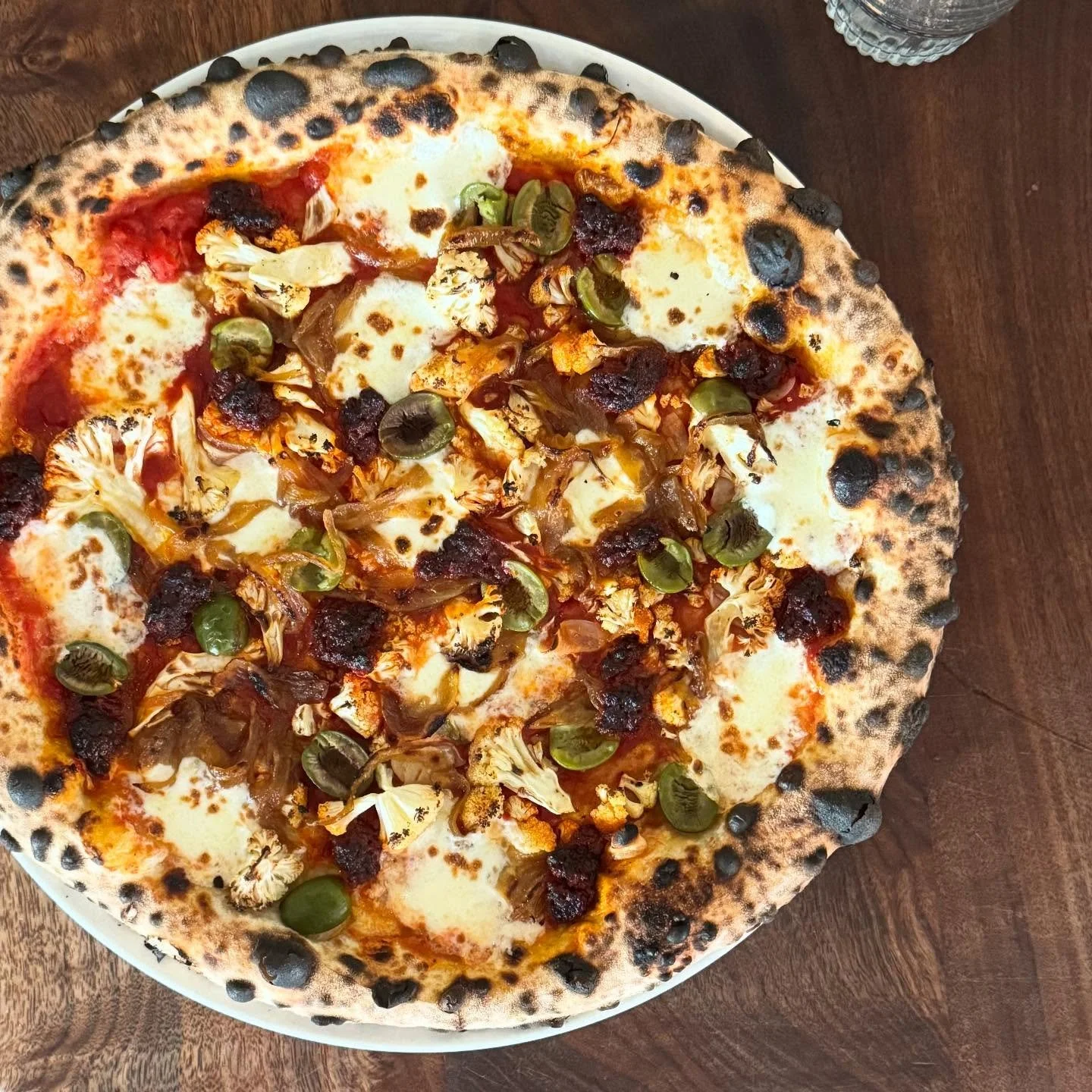 New pie on the menu for these colder days!! @tempestasalumi &lsquo;nduja is back with castelvetrano olives, caramelized onions, and parm snow. She cozy. 

🧑&zwj;🍳 @oscar_desantiago_ 📸 @sadisticshark