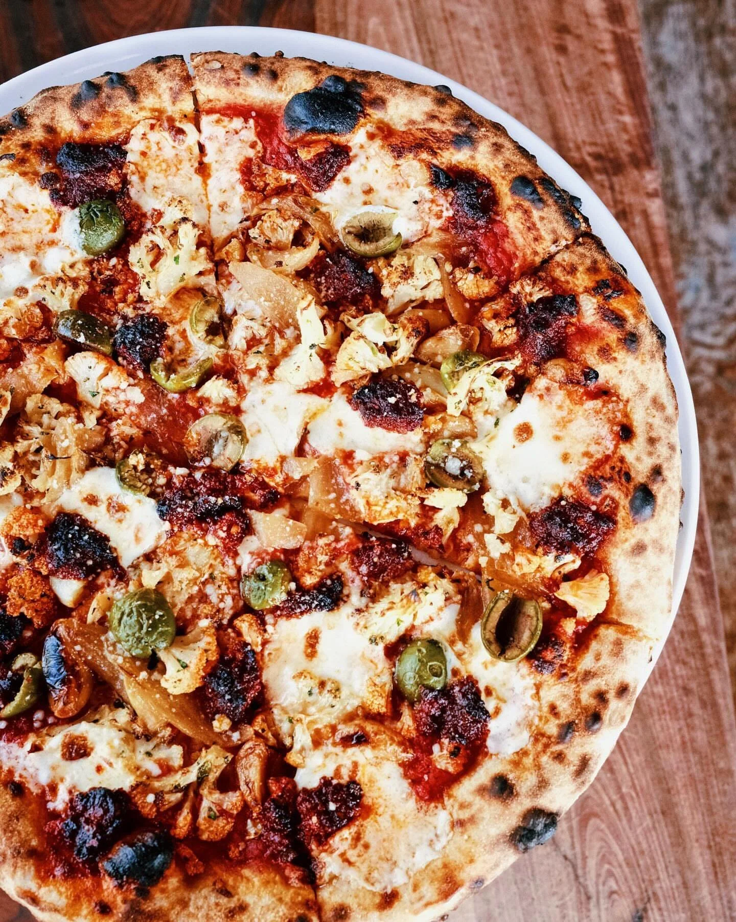 Spicy, sweet delicious cauliflower and @tempestasalumi &lsquo;nduja pizza available lunch and dinner. Plus all things green and Spring by @oscar_desantiago_ 🩷 
&bull;&bull;&bull;
📸 @breij