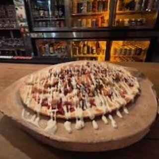 Presenting the Chicken Bacon Ranch Bar Pie!  Yes, it&rsquo;s for real.  You gotta check it out. 
#gebhardsbeerculture #gebhardsbeerculture🍺 #craftbeer #craftkitchen #upperwestside #beerculture #nycbars #nyccraftbars #upperwestsidebar #bottleshop #bu