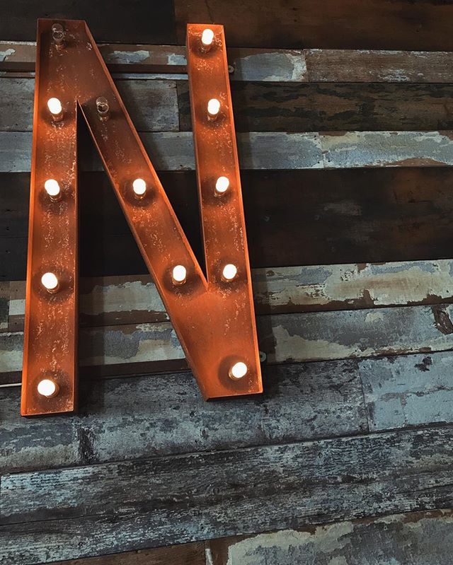 And I couldn&rsquo;t resist this gorgeous wooden board feature wall... and of course the big N for Nina! @thecornishbarn is 100% worth a visit. Maybe next trip down I&rsquo;ll stay at @artistresidence too. 📸 3 / 3
:
#N #nameinlights #woodenboards #n