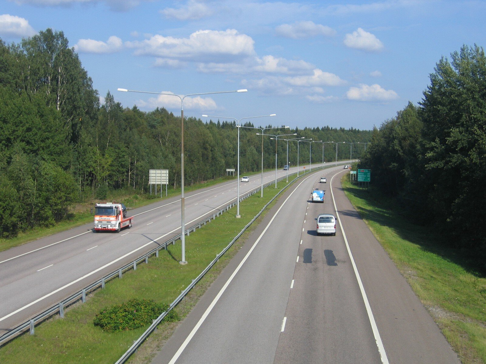 Migro - Own work Porvoonväylä motorway (national road 7) eastwards at Jakomäki in Helsinki, Finland.