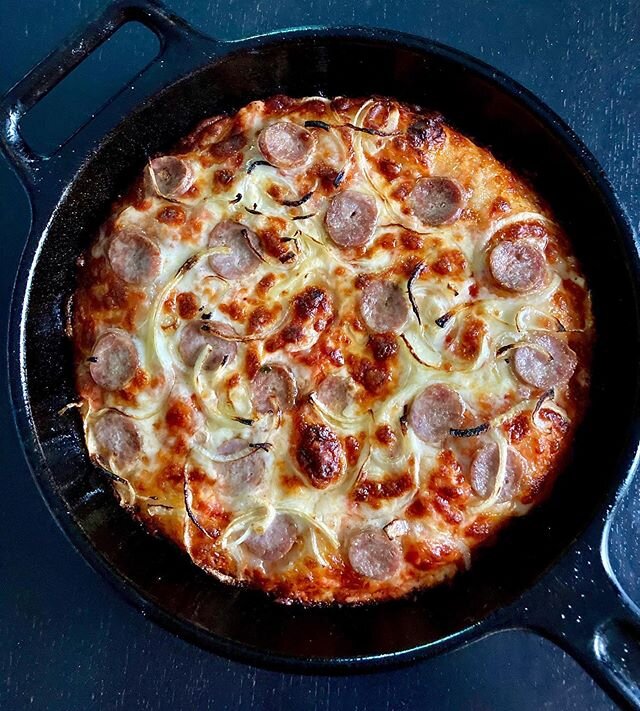 Got the deep dish dialed. Crispy edges for days. 
#pizza #pizzaartesanal #deepdish #seriouseats #instafood #castiron #castironskillet #paleo