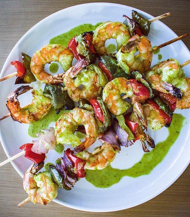 burnt hot dogs ✔️
burgers and bacon jam ✔️
ribs (check my stories!) ✔️ and now shrimp skewers ✔️
⠀⠀⠀⠀⠀⠀⠀⠀⠀
@bonappetitmag has a great recipe for mojo sauce (jalape&ntilde;os, fresh orange juice, cilantro and lime) that goes on everything. we decided 