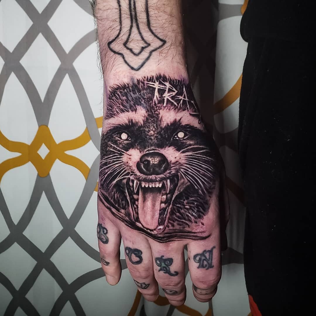 Lil trash panda on fellow tattooer @krazykeithtattoo 🦝
.
.
@peakneedles 
@recoveryaftercare 
@painfulpleasures 
@empireinks @cheyenne_tattooequipment @hivecaps #tattoo #tattoos #handtattoo #raccoon #tattoos #tattooist #tattooartist #tattooworkers #t