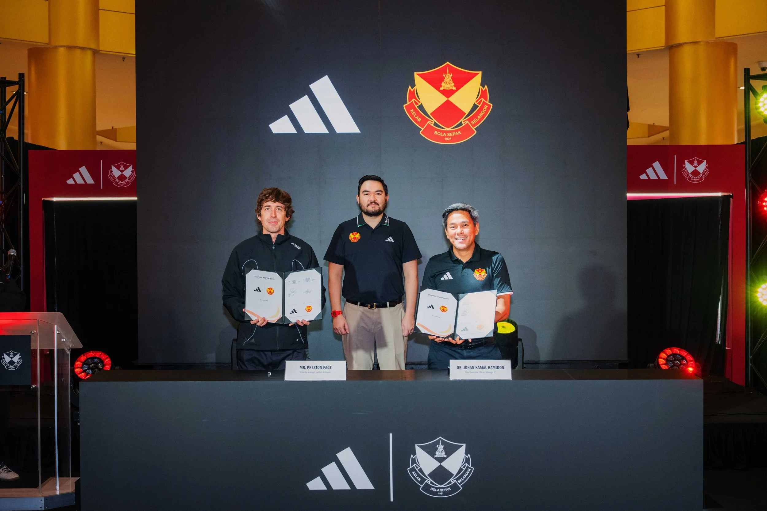   From left to right: Preston Page, Country Manager, adidas Malaysia, Duli Yang Teramat Mulia Raja Muda Selangor, Tengku Amir Shah Ibni Sultan Sharafuddin Idris Shah Alhaj, Chairman of Selangor FC,&nbsp; Dr Johan Kamal Hamidon, CEO, Selangor FC, duri