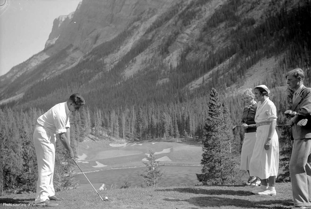 Nestled in the shadow of Mount Rundle, and teeing off from some 80 feet above a shallow turquoise pond; golfers are exposed to a dominating mountain backdrop and treated to an unrivialed natural setting.