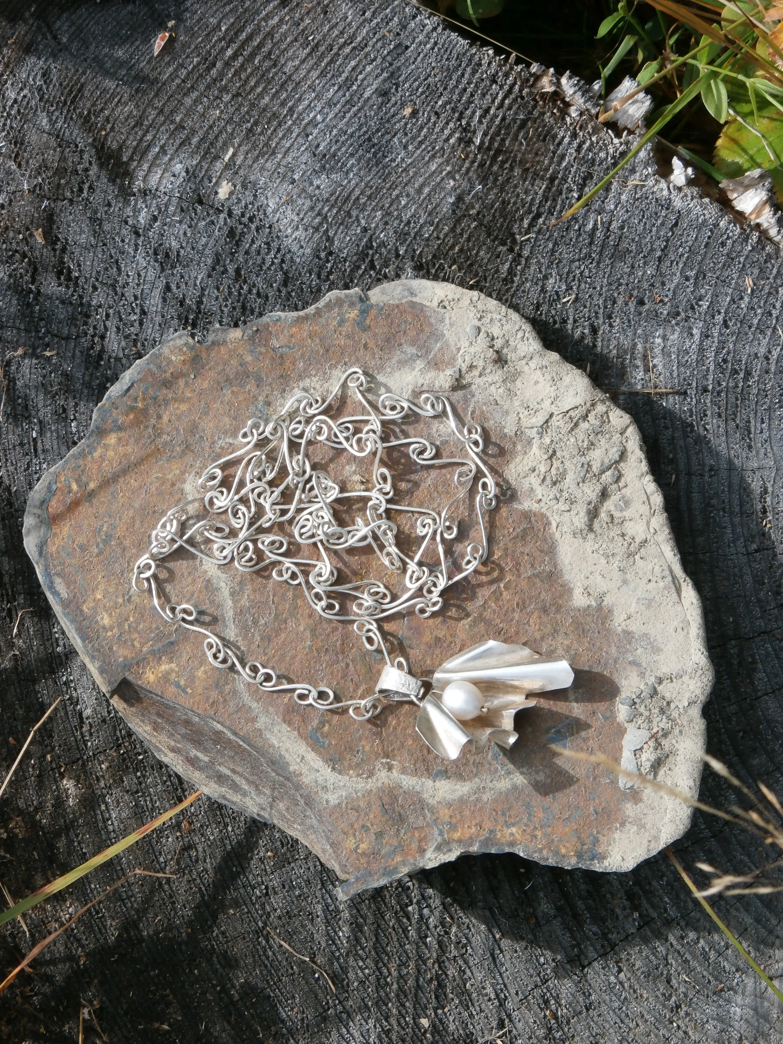 Håndlavet sølvkæde med vedhæng af sølv med ferskvandsperle