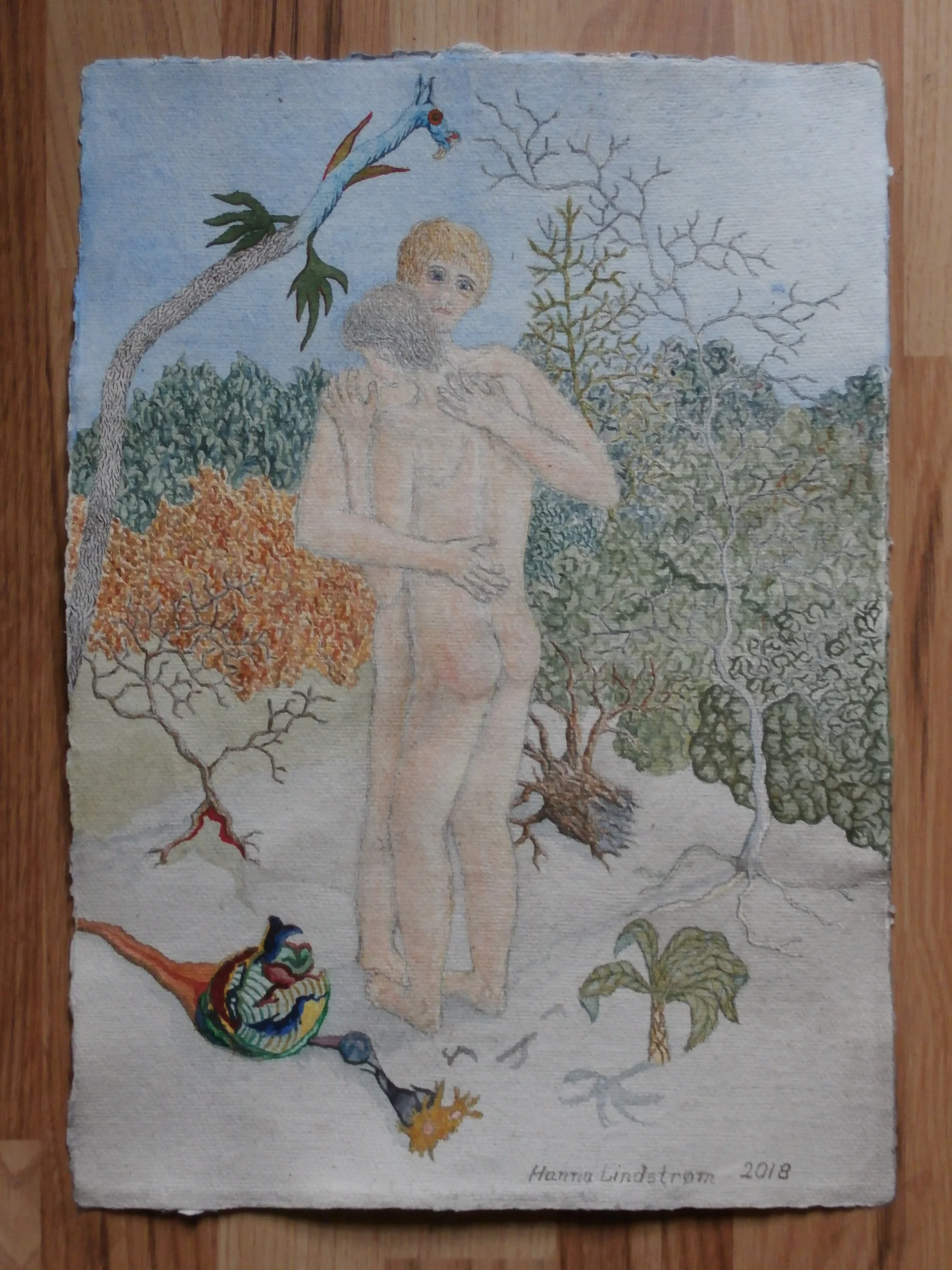 To nøgne mænd omfavner hinanden i skoven