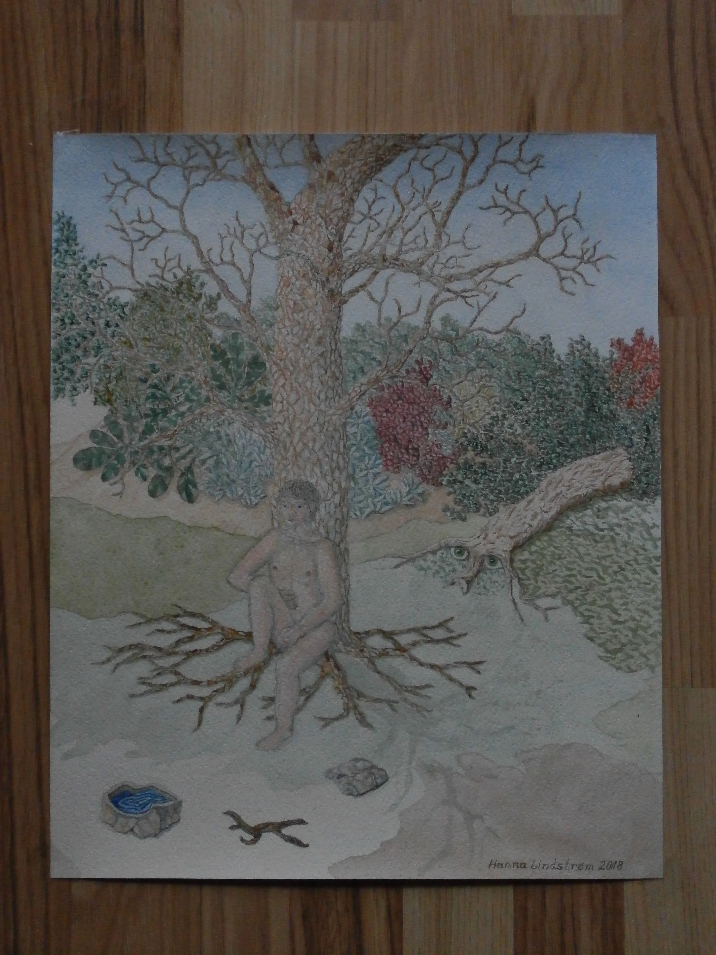 Eftertænksom kvinde sidder lænet mod træ i skoven