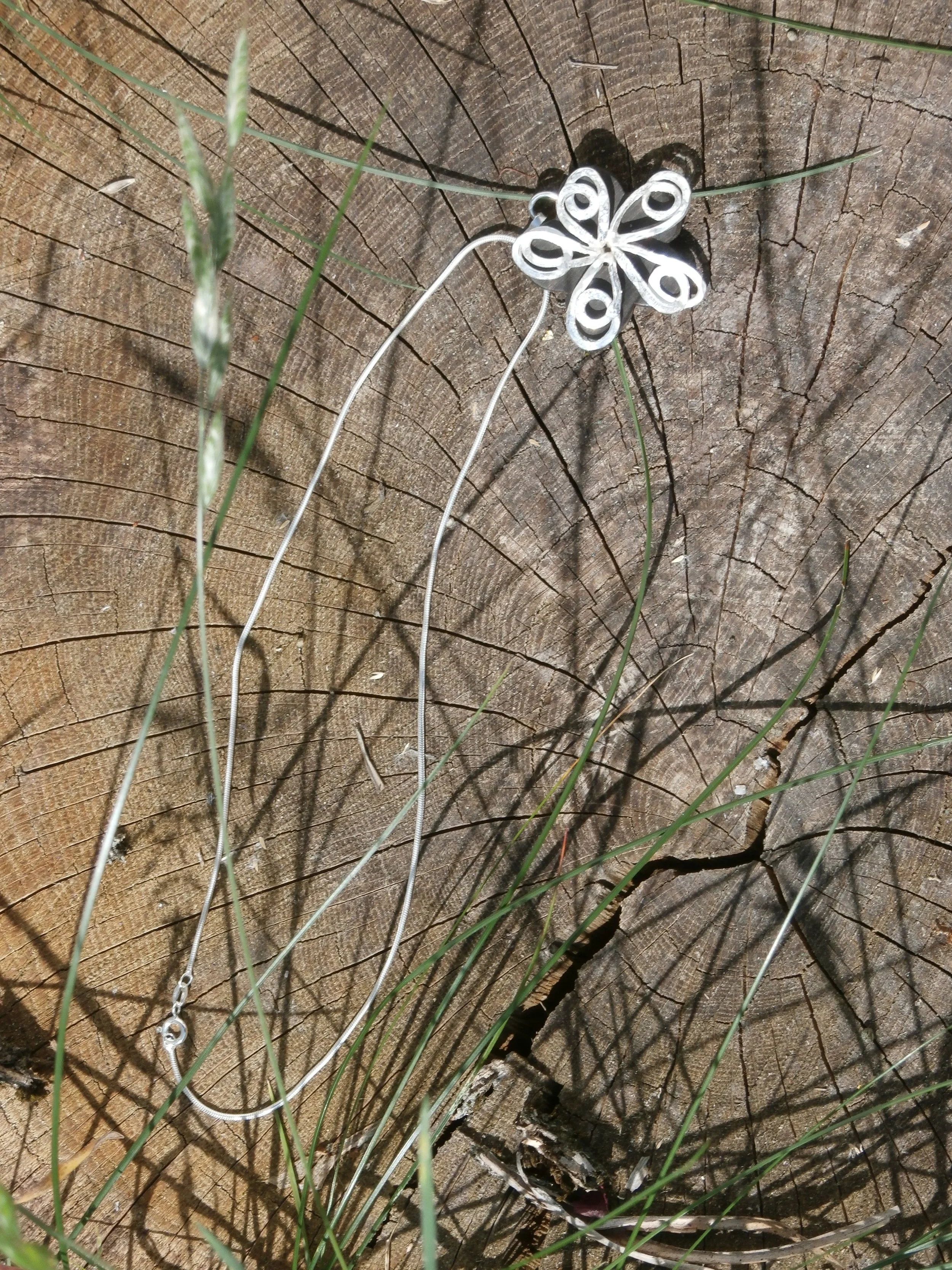 Blomstersmykke, ibenholt med hammerslået sølvtråd 1.5 mm