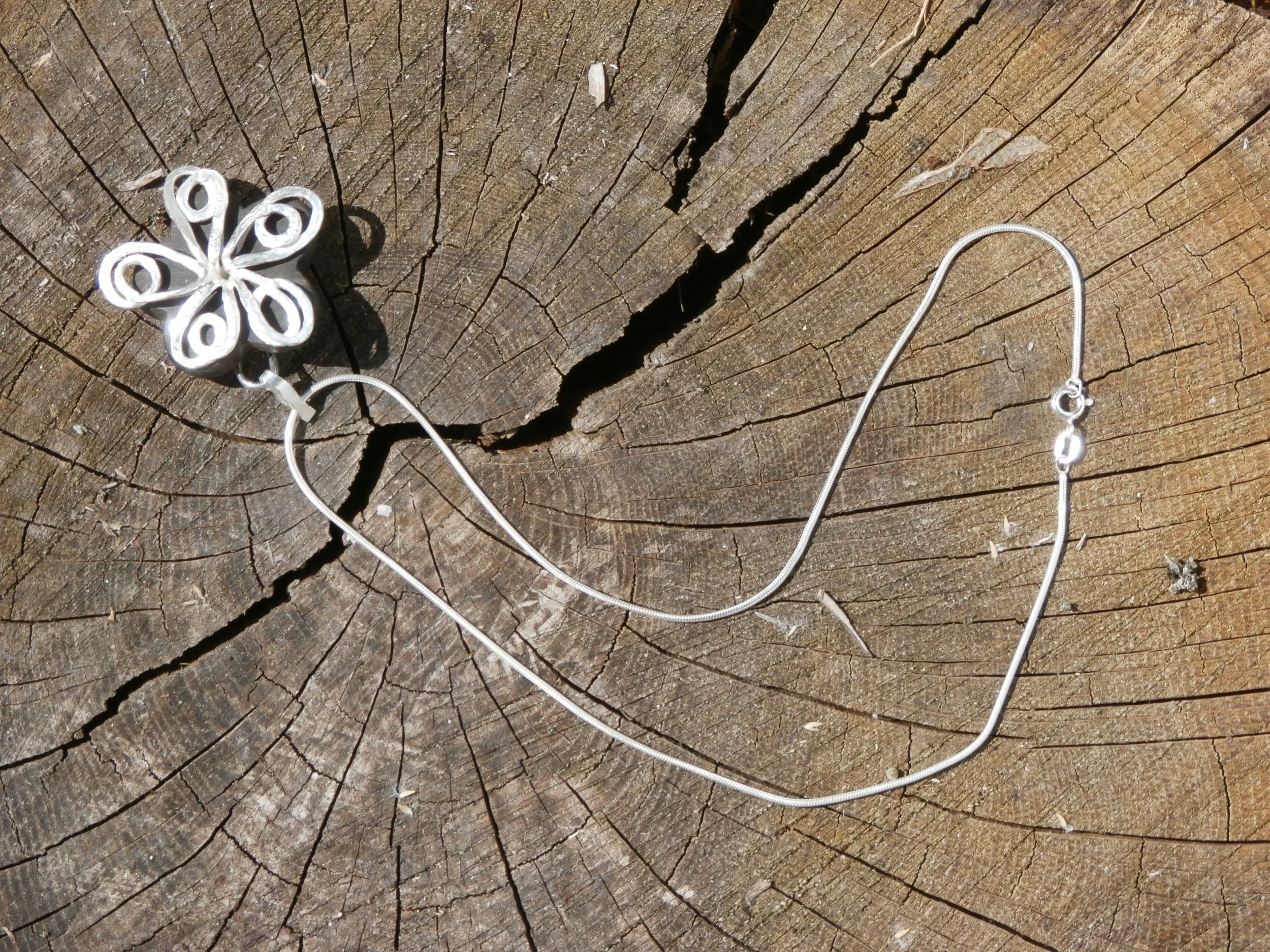 Blomstersmykke, ibenholt med hammerslået sølvtråd 1.5 mm