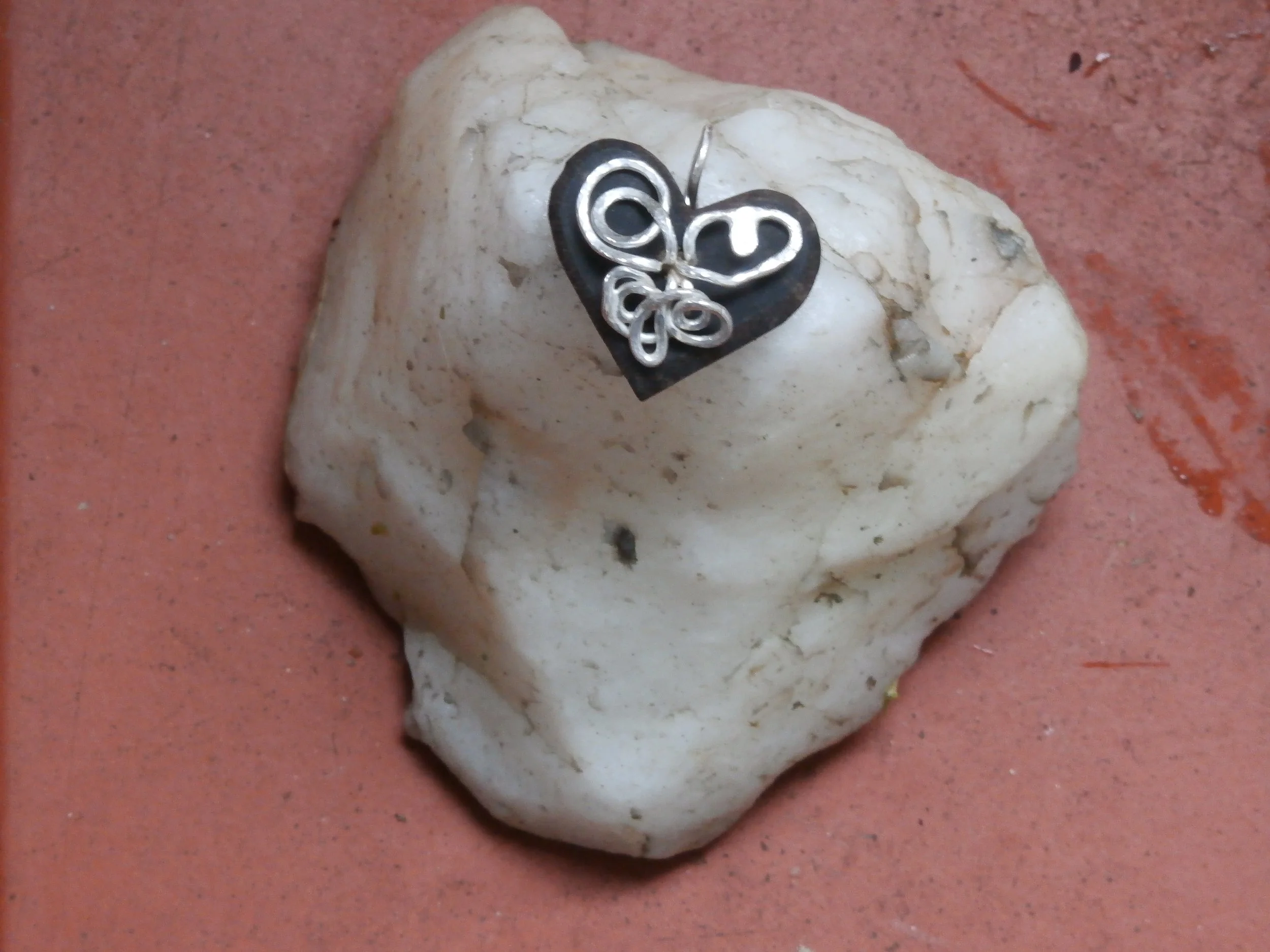 Ibenholtshjerte med sølv - vedhæng