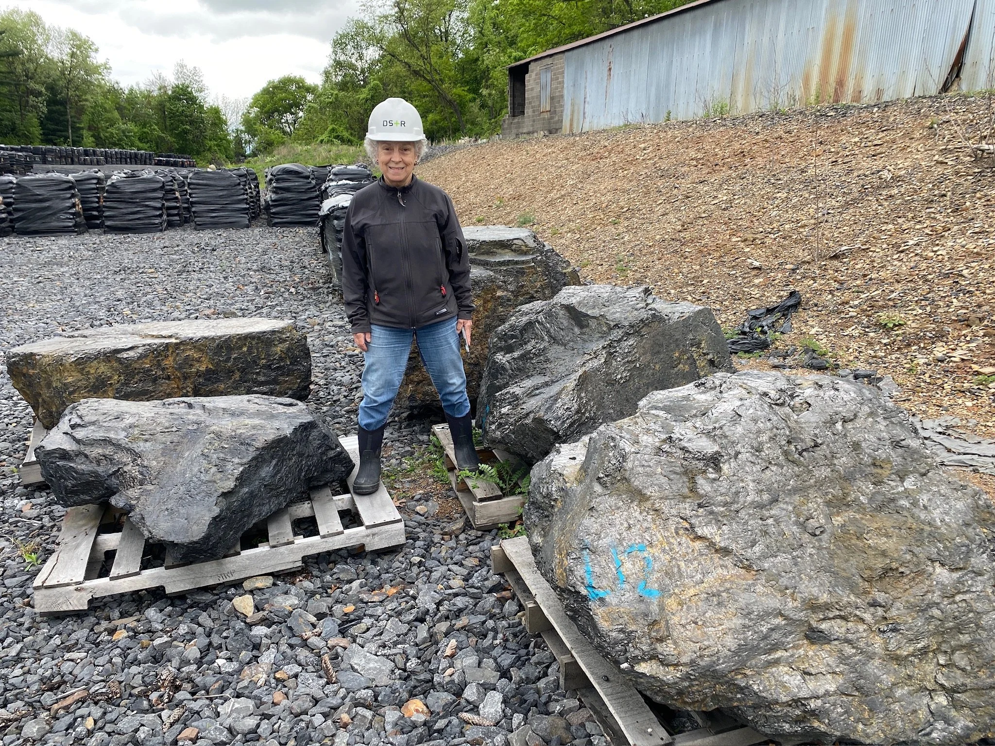  Picking out blocks of anthracite; large pieces of coal, with the biggest weighing over 2 tons 