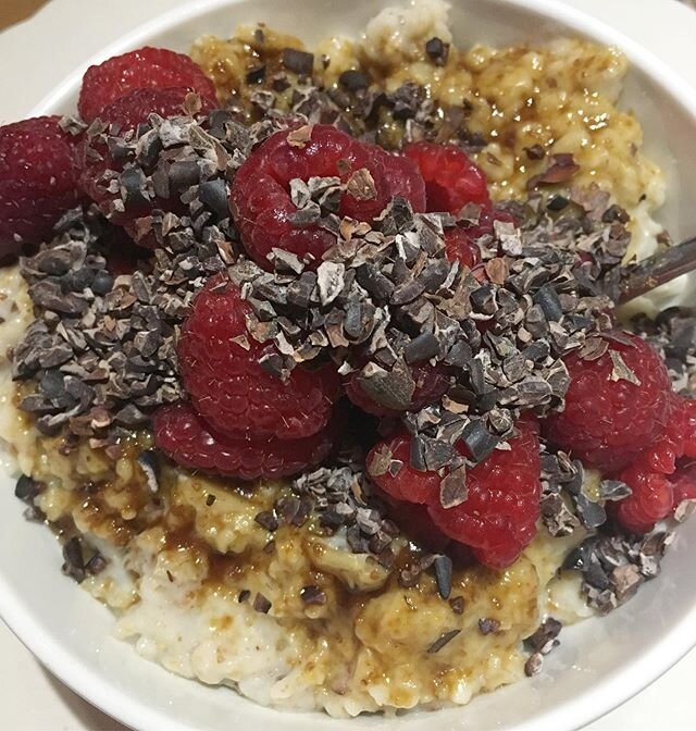 Chocolate raspberry oatmeal 🙌 because oatmeal doesn&rsquo;t have to be boring 😉
.
Oats cooked with coconut milk, topped with ground flax, coconut sugar, fresh raspberries and cacao nibs 💪 All the nutrients you need to fuel your Sunday funday ✨
.
.