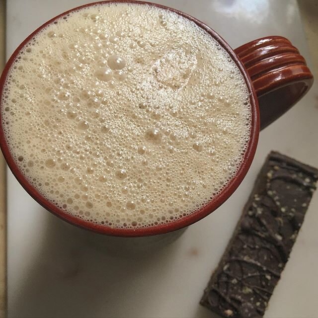 The perfect rainy Sunday afternoon pick me up ✨ 
Nourishing 💫
Warm 💫 
Grounding 💫 
And something a little sweet 💕 .
Chaga elixir + @nutbar.co 🙌 .

In my mug is; chaga tea, hemp hearts, cinnamon, ashwagandha, coconut sugar, cacao butter and homem