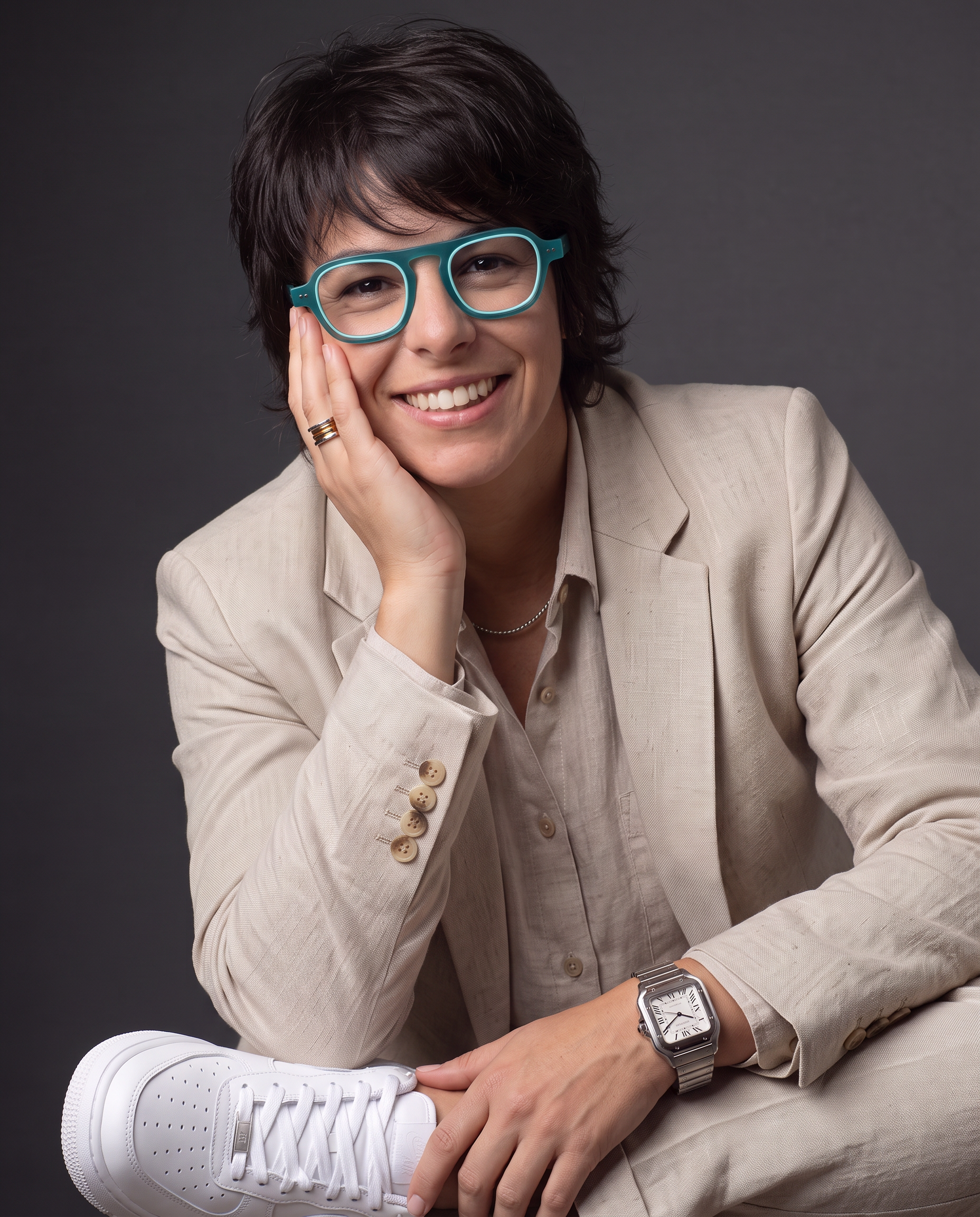 PORTRAIT OF LUDMILA LACERDA BARROS sitting against a dark background.