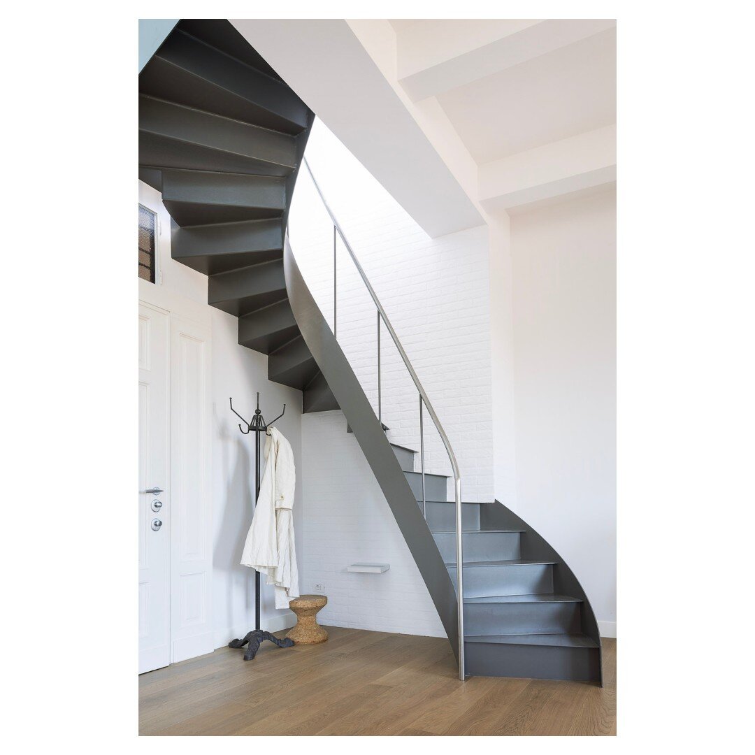 TADA!  A favorite photo of mine.  Minimal, sculptural, energetic.  let the good qi' run up the stairs to manifest good things to come...! 

#fengshuihome #fengshuihome #fengshuidesign #interiorarchitectureanddesign #staircases #staircasedesign #spira
