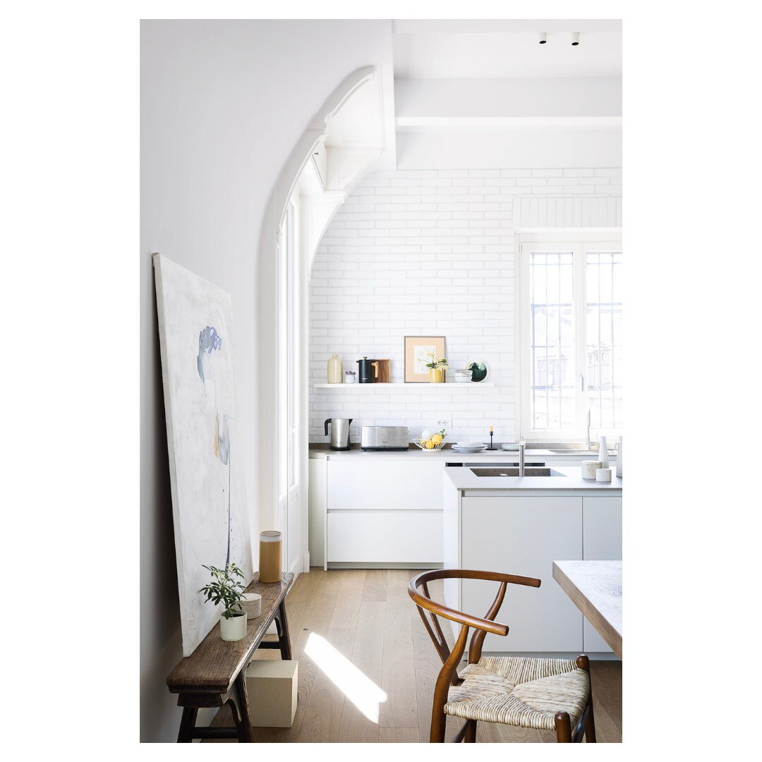 Take time to enjoy the moment.  A bit of sunshine and a cappuccino to start the day maybe... @wishbonechair 

#moderndesigns #moderndesigner #milanlife #interiorarchitecturedesign #interiordesignitaly #interiordesigneritaly #italianinteriordesigner
#