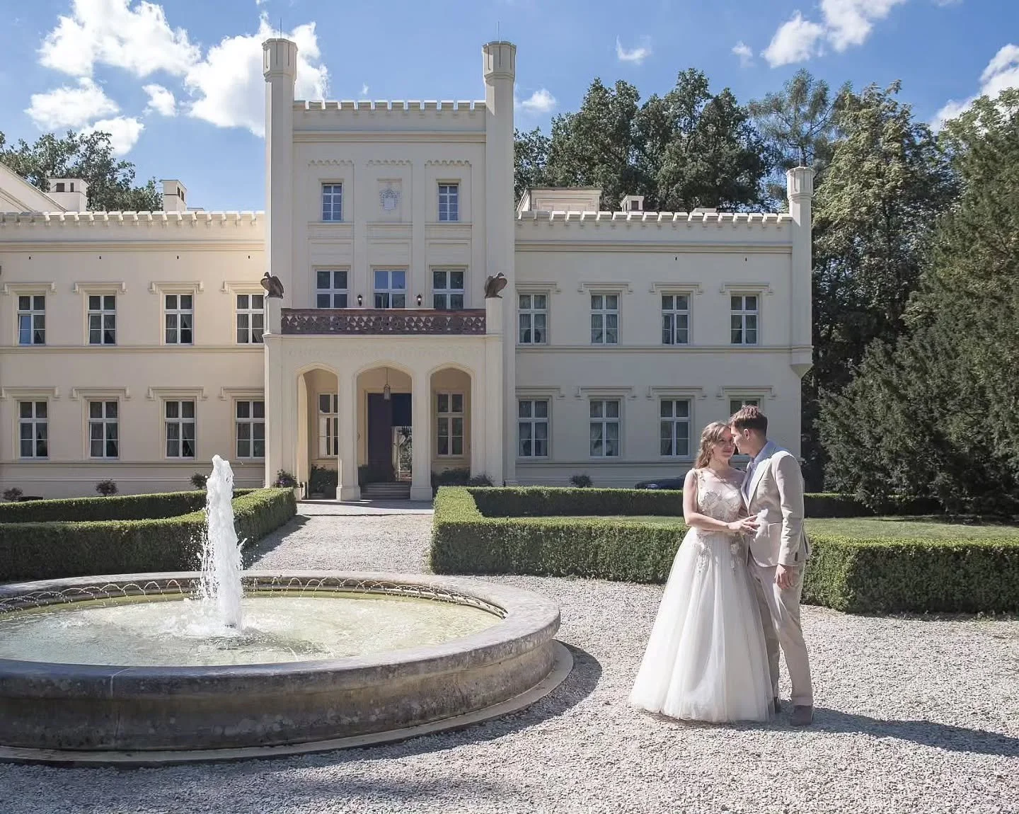Pałac Mierzęcin to miejsce, gdzie historia spotyka się z elegancją i pięknem natury. Otoczony malowniczym parkiem oraz lasami, zachwyca wyjątkową atmosferą i stanowi idealne tło dla najważniejszych chwil w życiu. 

To właśnie tutaj Patrycja i Paweł p