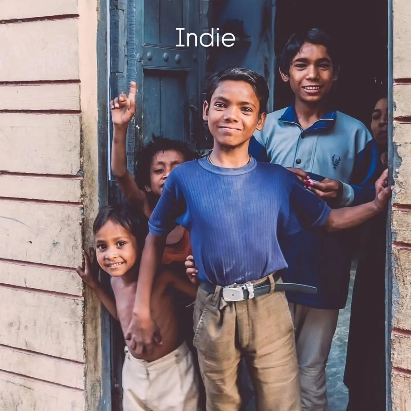 Indie mnie zaskoczyły.

Mieszkałem w UK, gdzie samo skierowanie aparatu w stronę człowieka na ulicy wywoływało negatywne reakcje związane z naruszeniem prywatności.

Tymczasem w Indiach, zupełnie odwrotnie. W myśl idei &bdquo;Atithi Devo Bhava&rdquo;