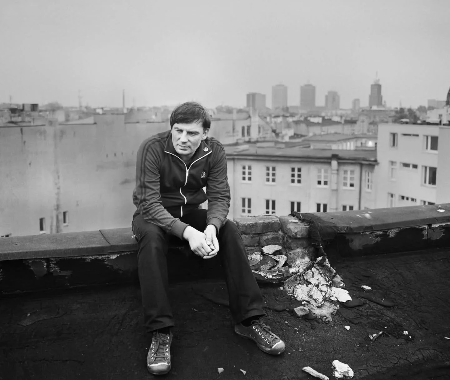 Gagz, Ł&oacute;dź.

Gagz to człowiek od dekad mocno związany z miastem Ł&oacute;dź. Jego studio tatuażu Sigil to wyjątkowa przestrzeń w kt&oacute;rej spotykali się ludzie z kultury industrial punk. Sigil to nie jest zwykłe tattoo studio, dla mnie był