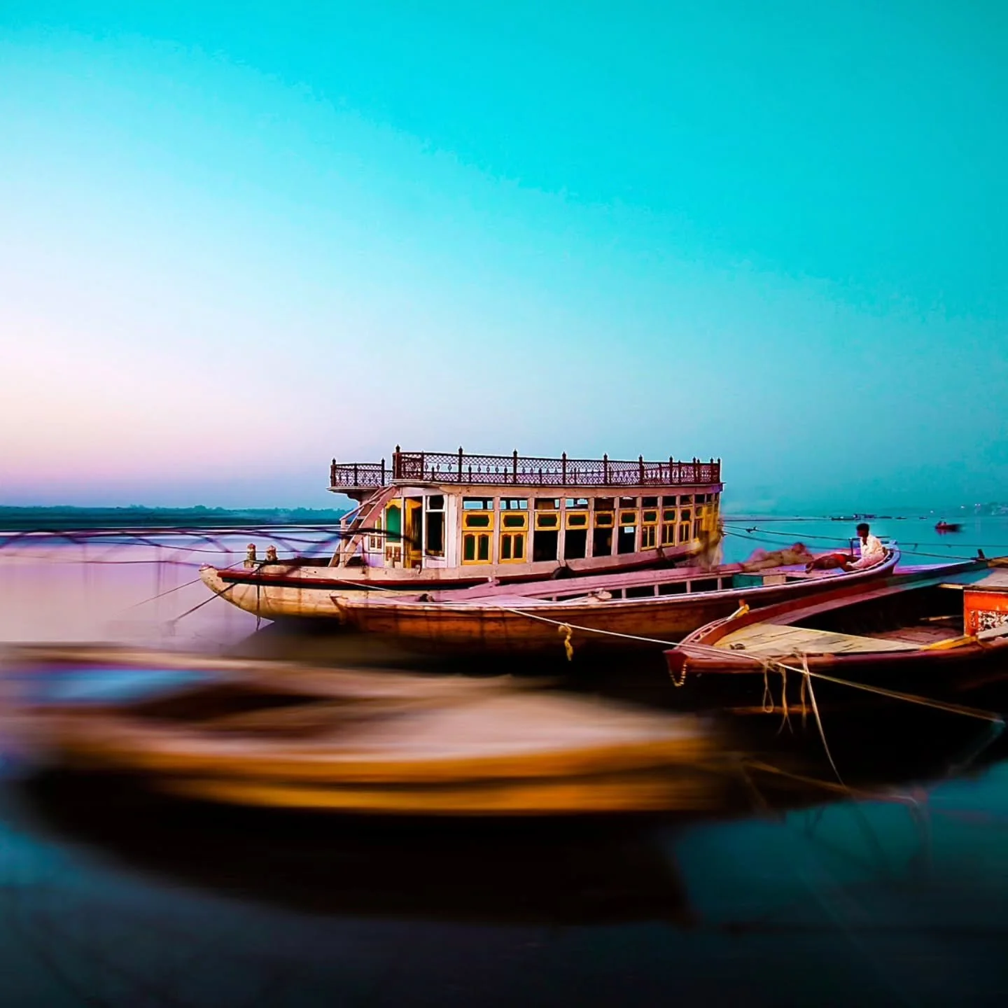INDIE.

rzeka Ganges i ulice Varanasi, miejsce obok kt&oacute;rego nikt nie przechodzi obojętnie.