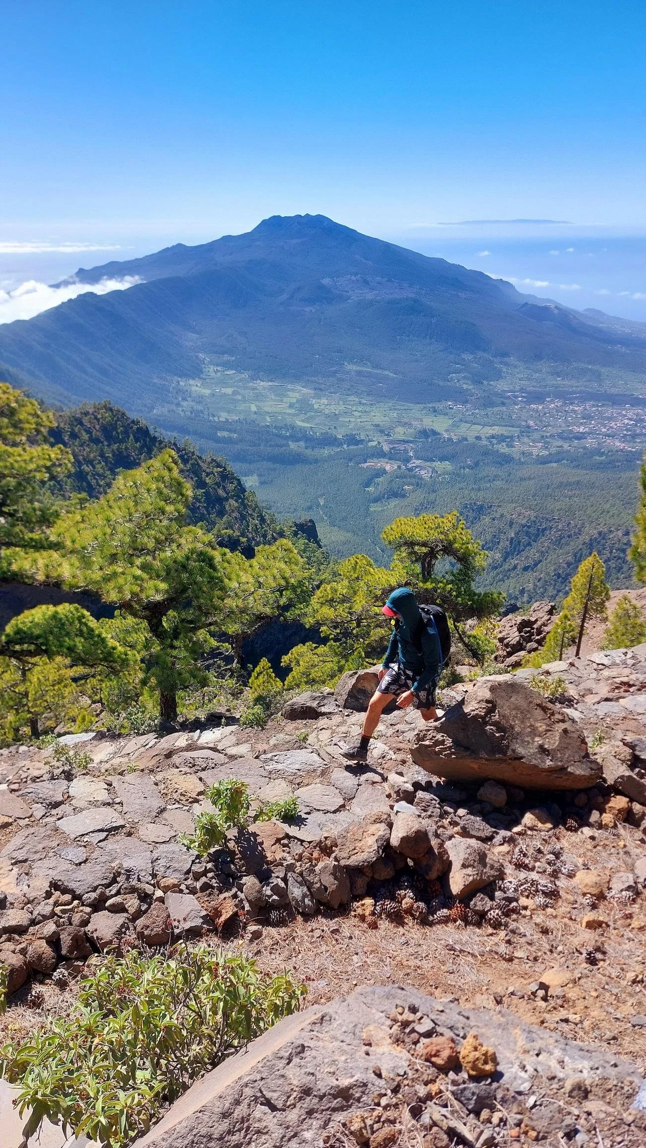 Hiking in the beautiful mountains of the Canary Islands with the guided Ashram tour