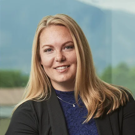 Nikki Carter-Bougeno Bedryfsdirekteur Sien agtergrond