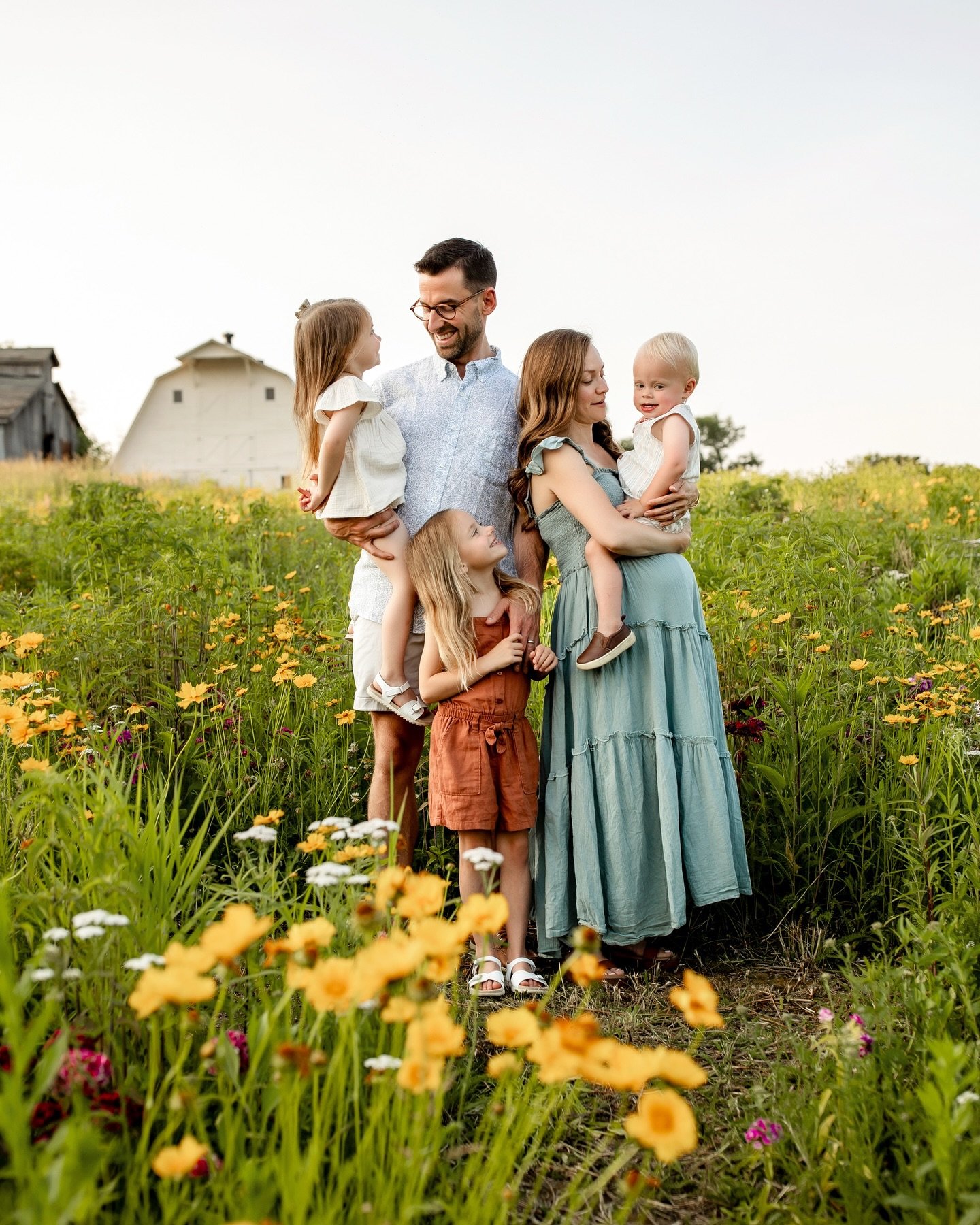 Currently editing {and obsessing over} all the Wildflower Minis&hellip;.Lavender minis tomorrow and Highland Cow Minis Thursday! Join my VIP mini session group for ALL the Mini Session updates : LINK IN BIO
