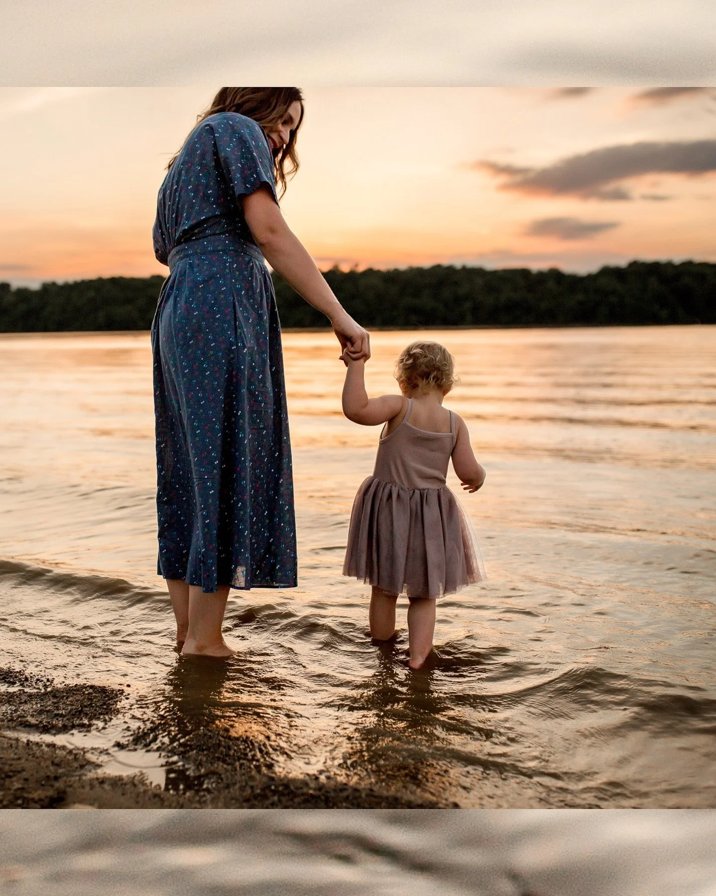 ☀️ Where are my lake people?!! I still have a few spots close to golden hour! Follow the link in my bio for more details and to book!!