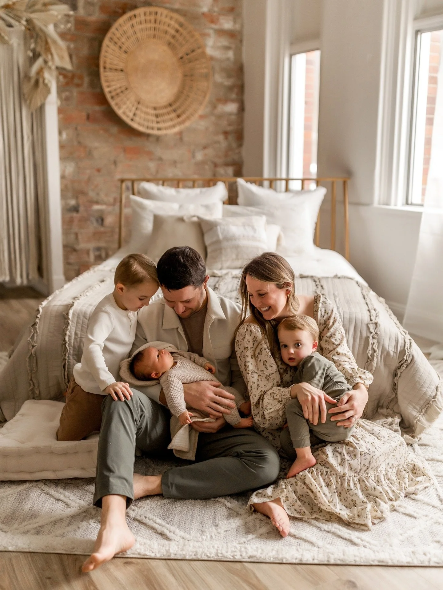 🤍 Cozy Winter Minis&hellip;booking is OPEN!! Perfect for families who want updated photos without the cold &mdash; and they&rsquo;re also beautiful for maternity sessions, with soft light, neutral tones, and a relaxed, comfortable feel.

Think warm 