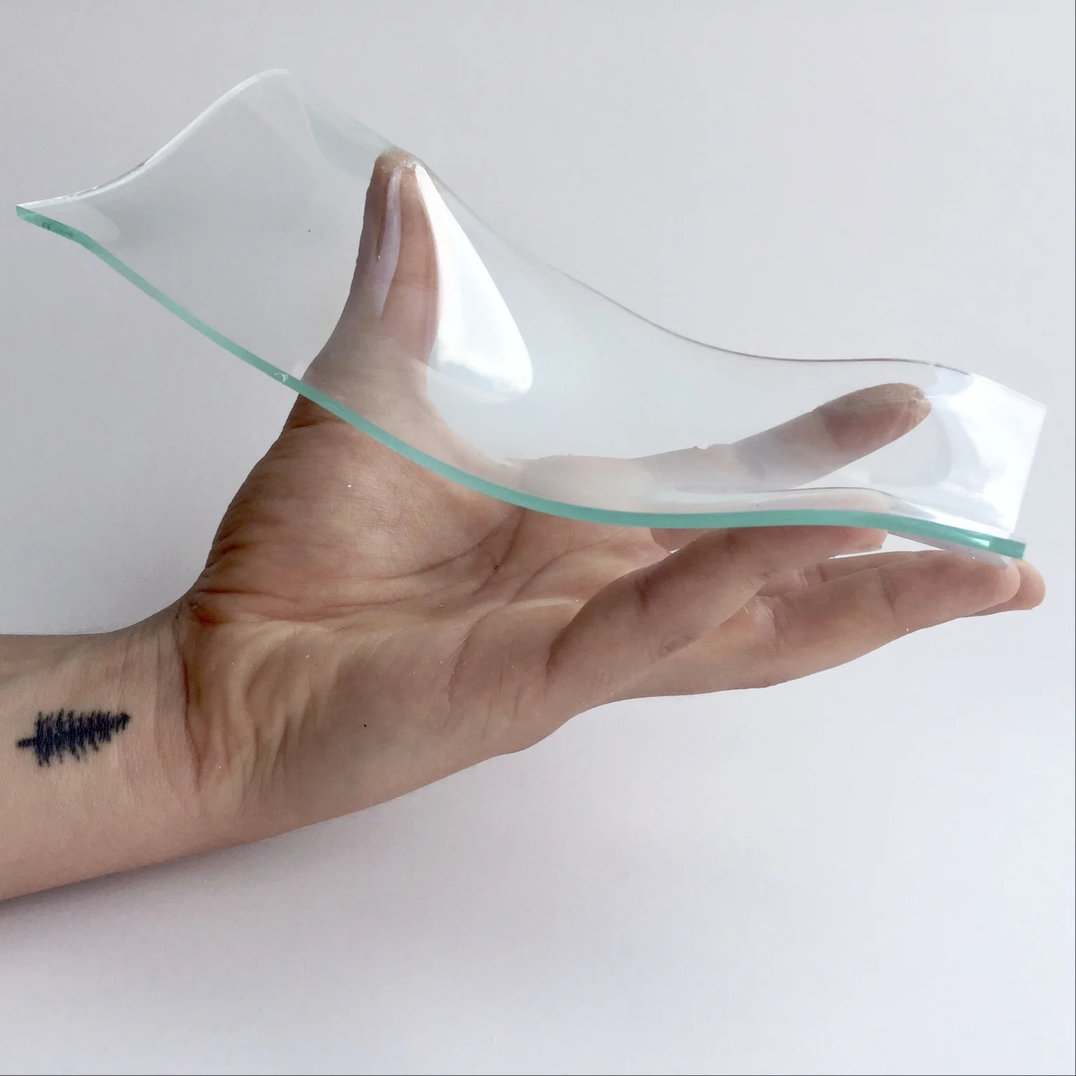 l o a d  b e a r i n g  g l a s s  t a b l e 