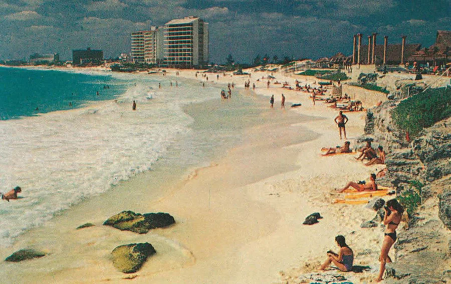 Fotos de archivo, cortesía de Cubola Productions Belice. Las primeras postales de Cancún fueron producidas por Ediciones Coral SA de CV que después se convirtió en Cubola Productions, editorial que produjo los primeros libros históricos y de texto e…