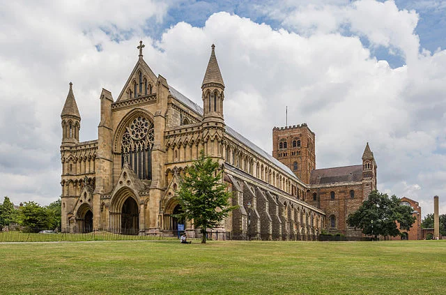 640px-St_Albans_Cathedral_Exterior_from_west,_Herfordshire,_UK_-_Diliff.jpg