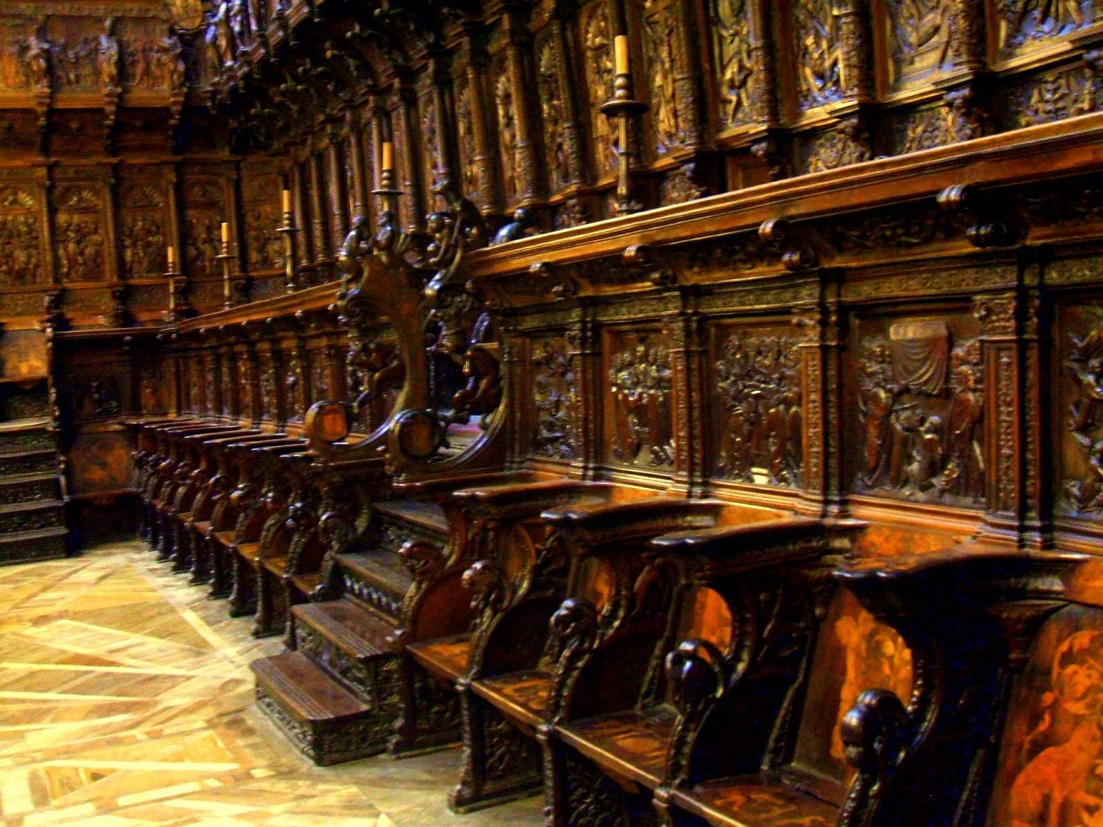 Burgos_-_Catedral_077_-_Coro.jpg
