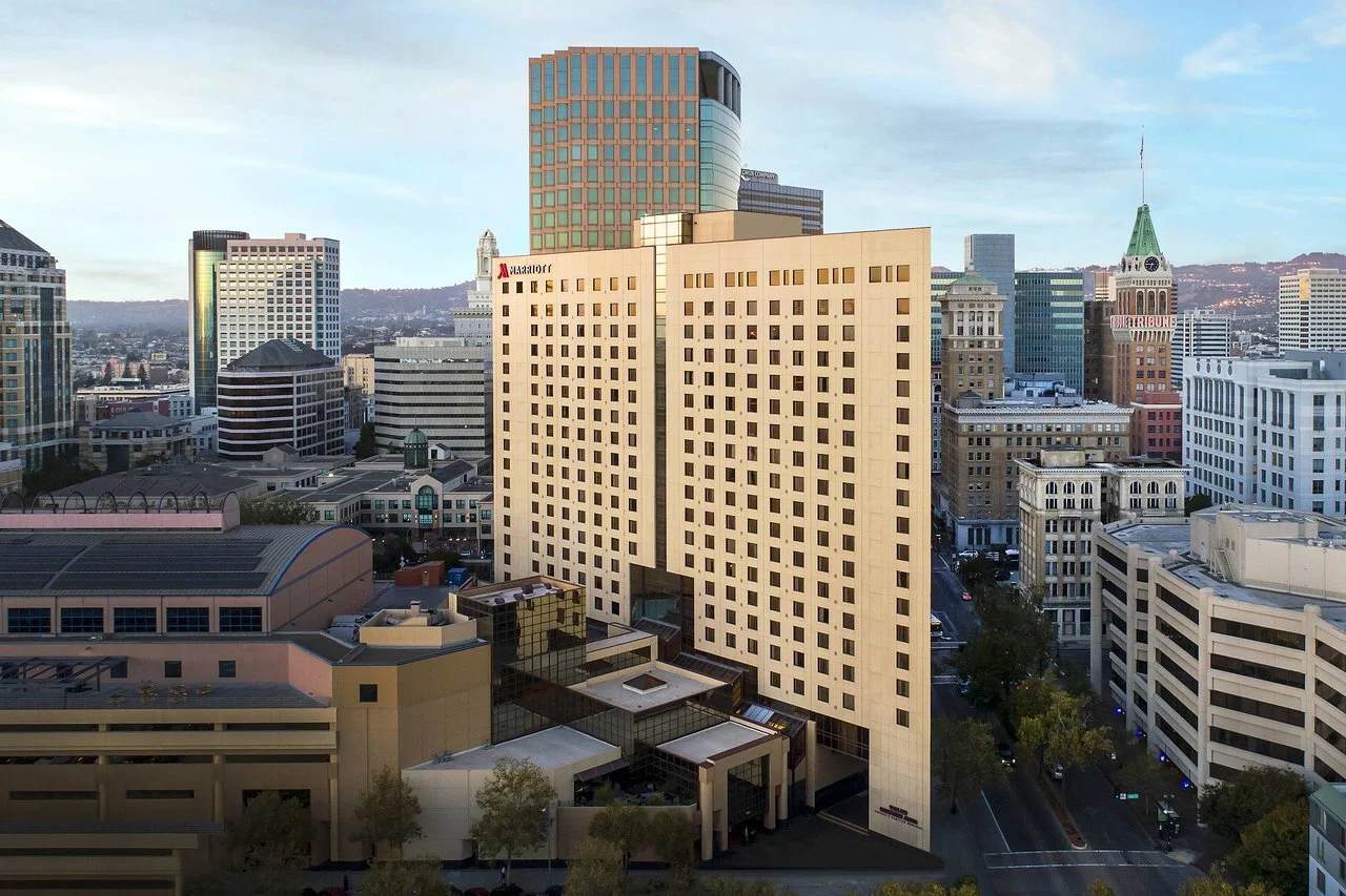 It's a shame that the grand view of the city, above, obscures some of the buildings lower down that are harmoniously proportioned. The overall impression is of sterility and blandness.