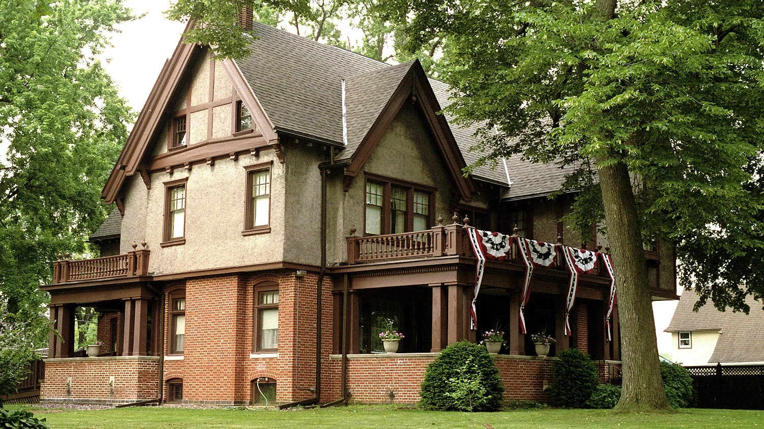 Mansion, 2-2002VV.jpg