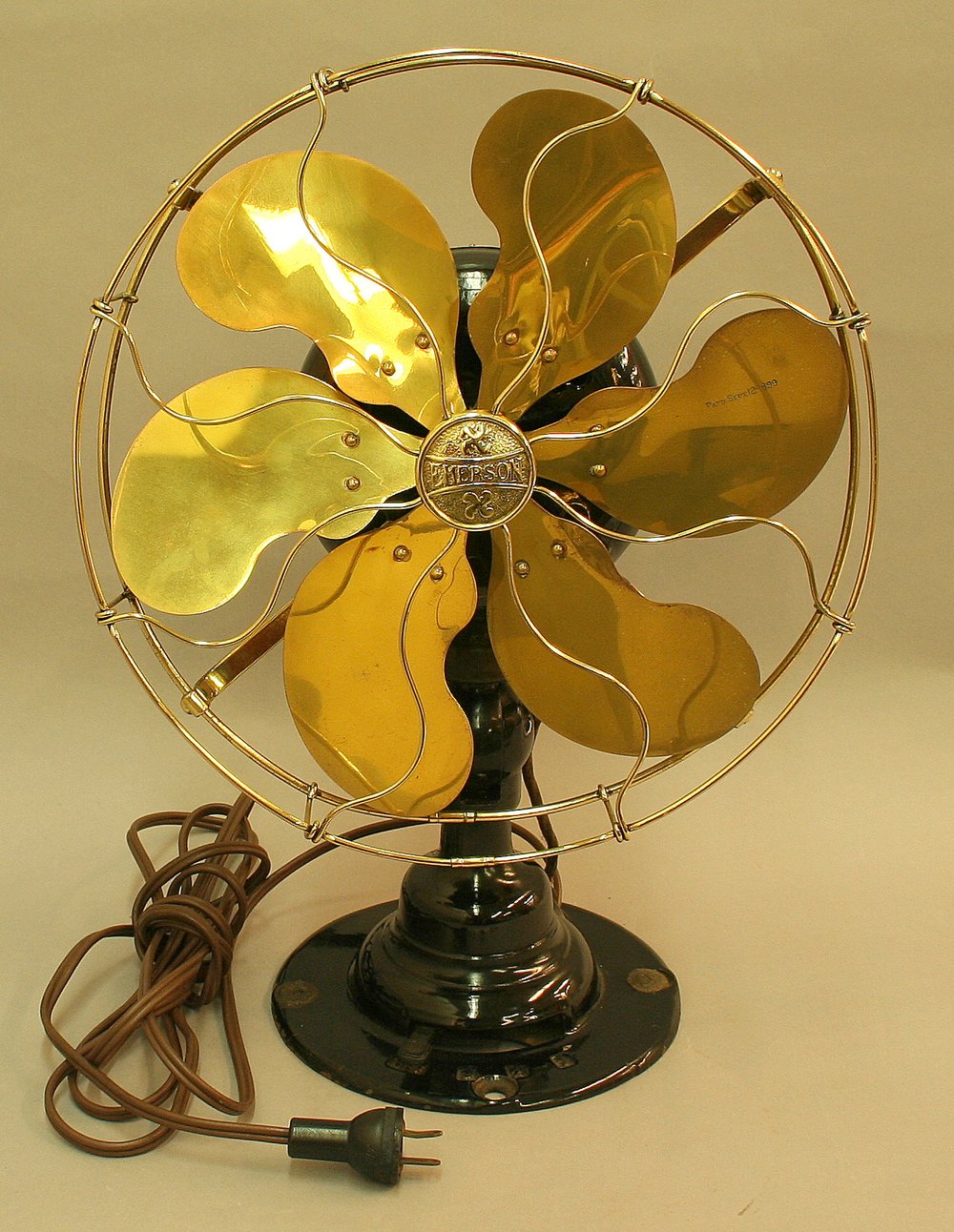 Electric_Oscillating_Table_Fan_by_Emerson.jpg