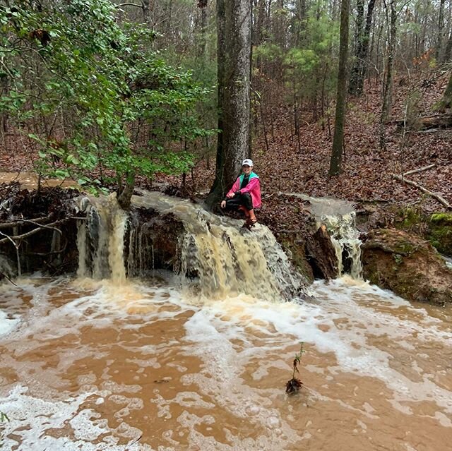 Once or twice a year it floods around here and the farm feels like  the mountains with waterfalls and E always has a blast! #daddydaughtertime #fun #waterfalls #flooding #browningfarm @theycallmee.elizabethbrowning @haley.browning