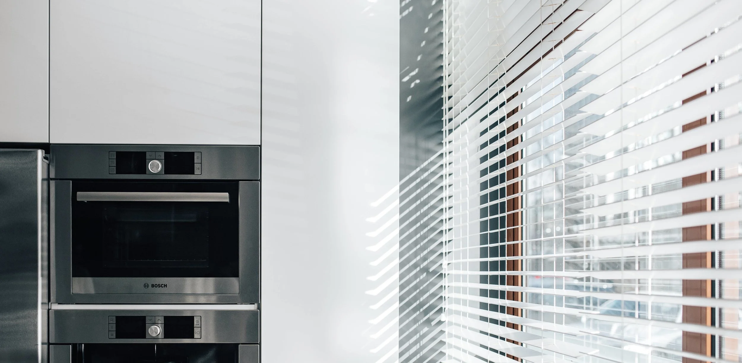 kaboompics_Window blinds in a modern kitchen.jpg