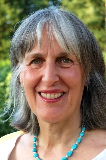 Ulrike Döring-Epe unterrichtet und erforscht HerzSelbst-Intelligenz seit fast zwanzig Jahren. Sie hat eine eigene Schule für transpersonale Psychologie und Psychotherapie nach der Methode HerzSelbst-Intelligenz in Gießen. Sie bietet ganzheitliche Psychotherapie, Coaching und Supervision an basierend auf der HerzSelbst-Intelligenz. Ulrike ist von Margret Rueffler autorisiert eine professionelle Ausbildung in transpersonaler Psychologie und Psychotherapie in HerzSelbstIntelligenz anzubieten. Ulrike ist Dipl. Heilpädagogin und Heilpraktikerin für Psychotherapie, sie ist auch Lehrerin für Ausdruckstanz und hat Aus- und Weiterbildungen in Tanztherapie, Pranahealing, Atemtherapie, Integrative Imagination, Körper- und Energiearbeit. www.herz-ausbildung.de and www.herzselbst-intelligenz.de