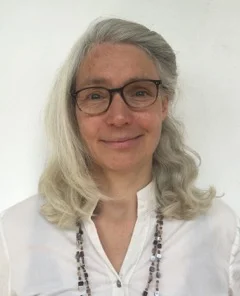Heilpraktikerin und Shiatsutherapeutin, Schwerpunkt auf pflanzenkindlichem Nauturheilwesen. Seit 6 Jahren beschäftige ich mich mit der HerzSelbst Intelligenz, 3-jährige Ausbildung für transpersonale Psychologie und Psychotherapie bei Ulrike Döring-Epe nach der Methode von Margret Rueffler. Weiterbildungsseminare mit Dr. Margret Rueffler. Ich biete Gespräche und Seminare an, basierend auf der Herzselbstintelligenz, Mein Anliegen ist es Menschen potentialorientiert, fried-und liebevoll auf ihrem Weg und in ihrer aktuellen Entwicklung zu begleiten. Marion Susanne Kahl http://www.shiatsu-naturheilwesen.de info@shiatsu-naturheilwesen.de