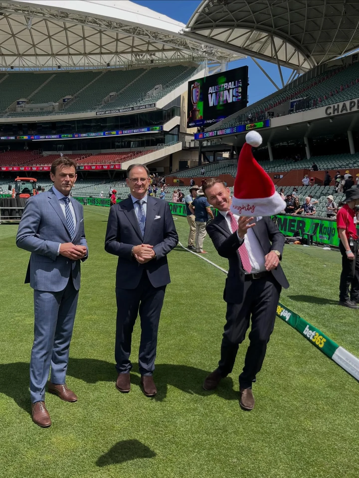 Congratulations to the Aussies on winning the Ashes! A nice fight back from England today but Australia too good over the last 3 tests! See you all Boxing Day at the MCG 🎅 @kayosports @foxcricket @cricketaustralia @englandcricket @gilly381