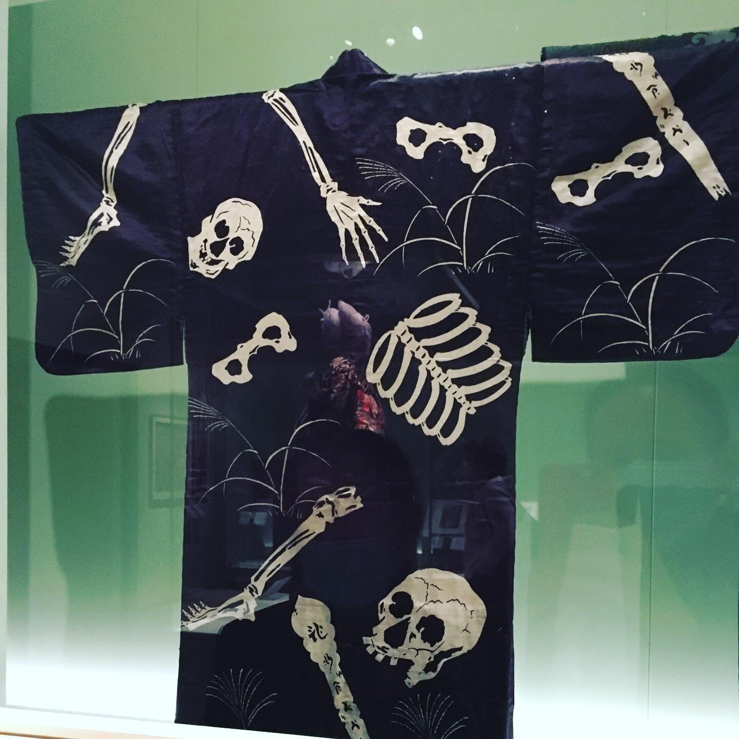 A spooky #Halloween #kimono from the recent @vamuseum exhibit. #happyhalloween #thisyearsucks #2020iscancelled #lifestyle without a life.