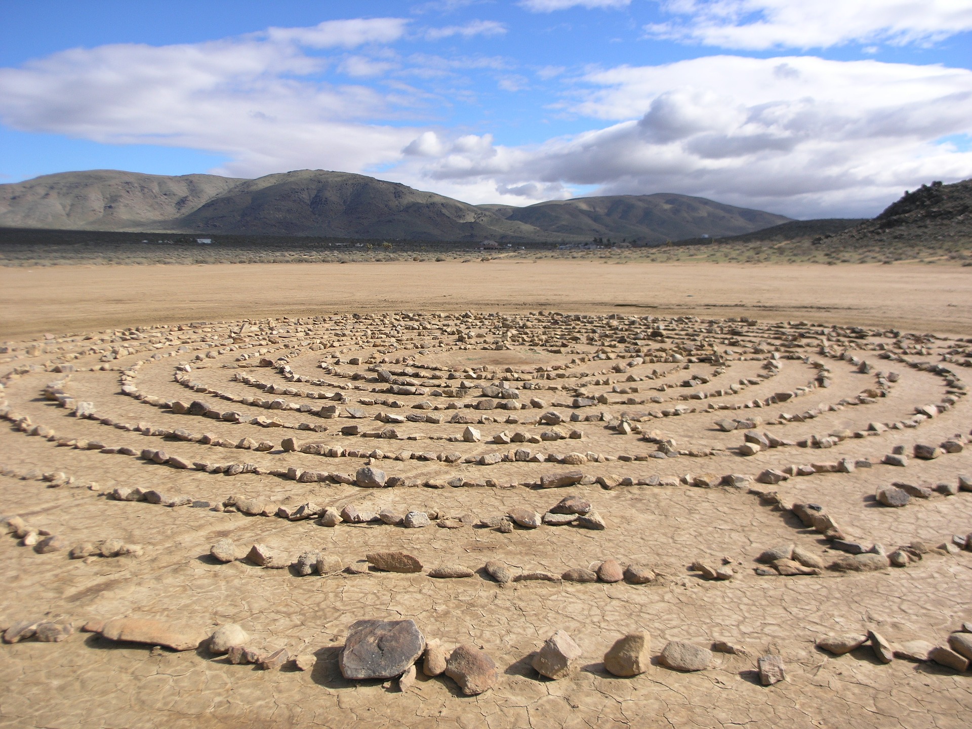 dry-lake-bed-1191084_1920.jpg