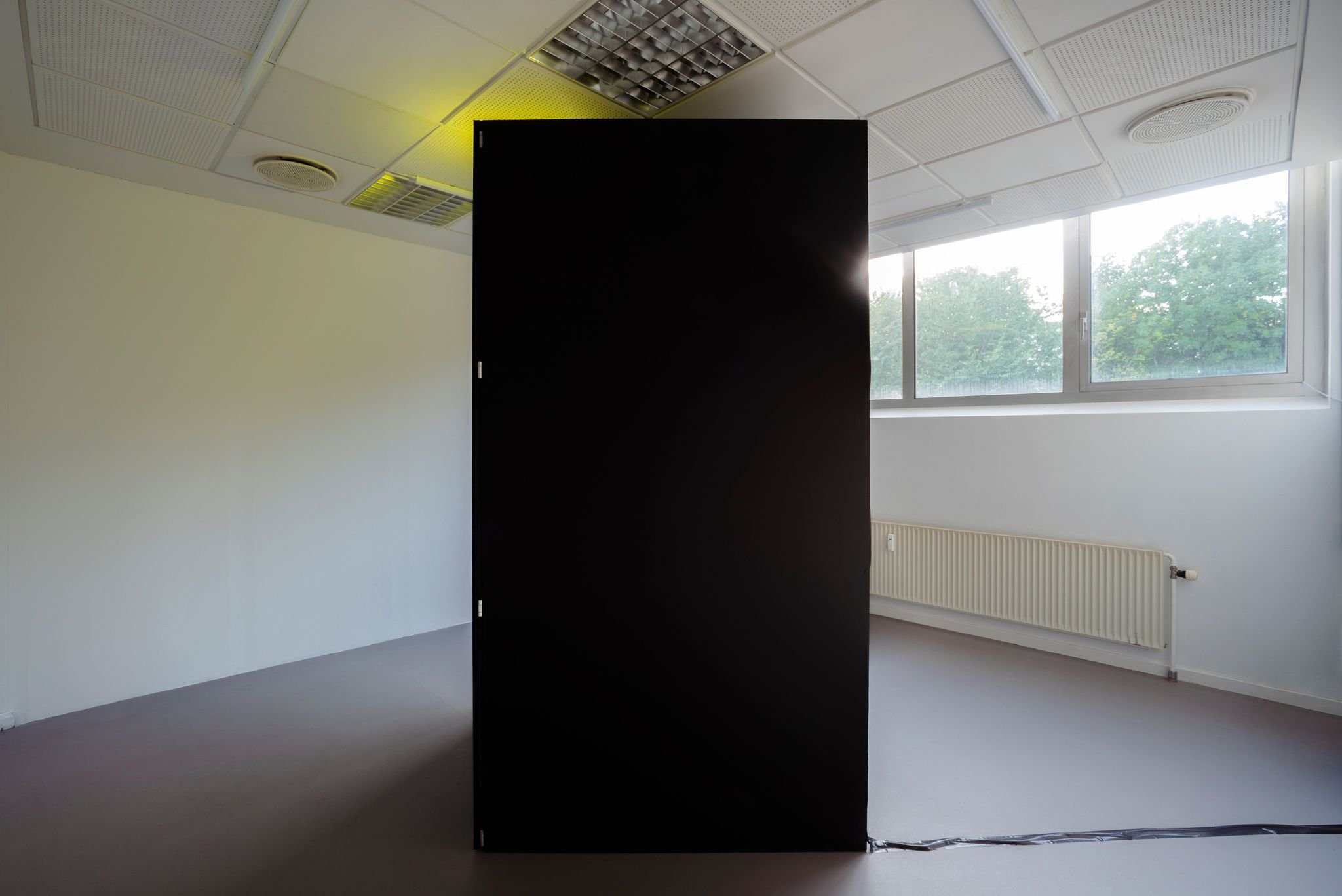 The installation seen from the side.