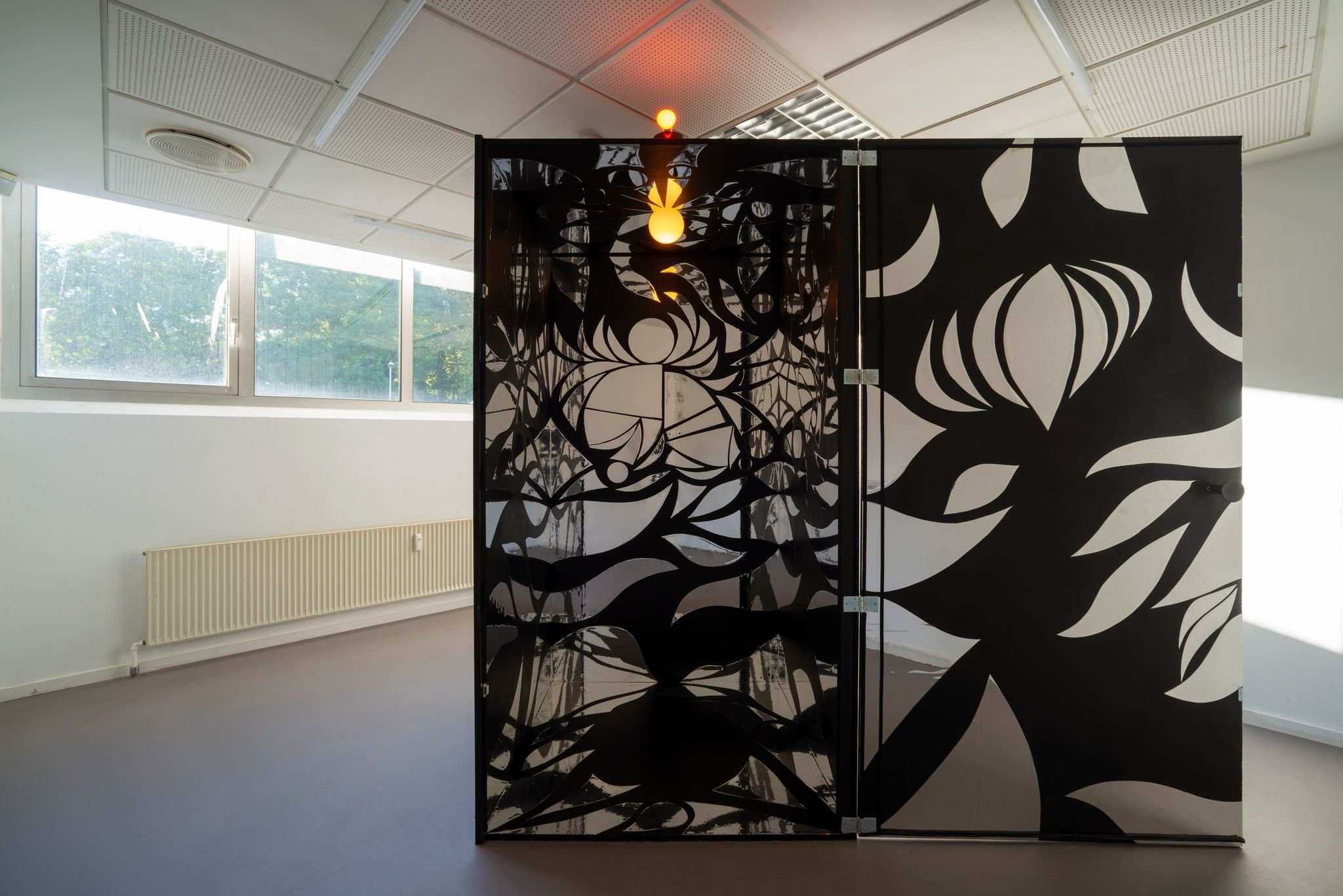 On this photo you see a view of what the visitor slowly experience inside the box, when it lights up. The visitor do not see what is shown on this photo. It is shown here only to clarify the installation a bit more. A visit in the installation takes