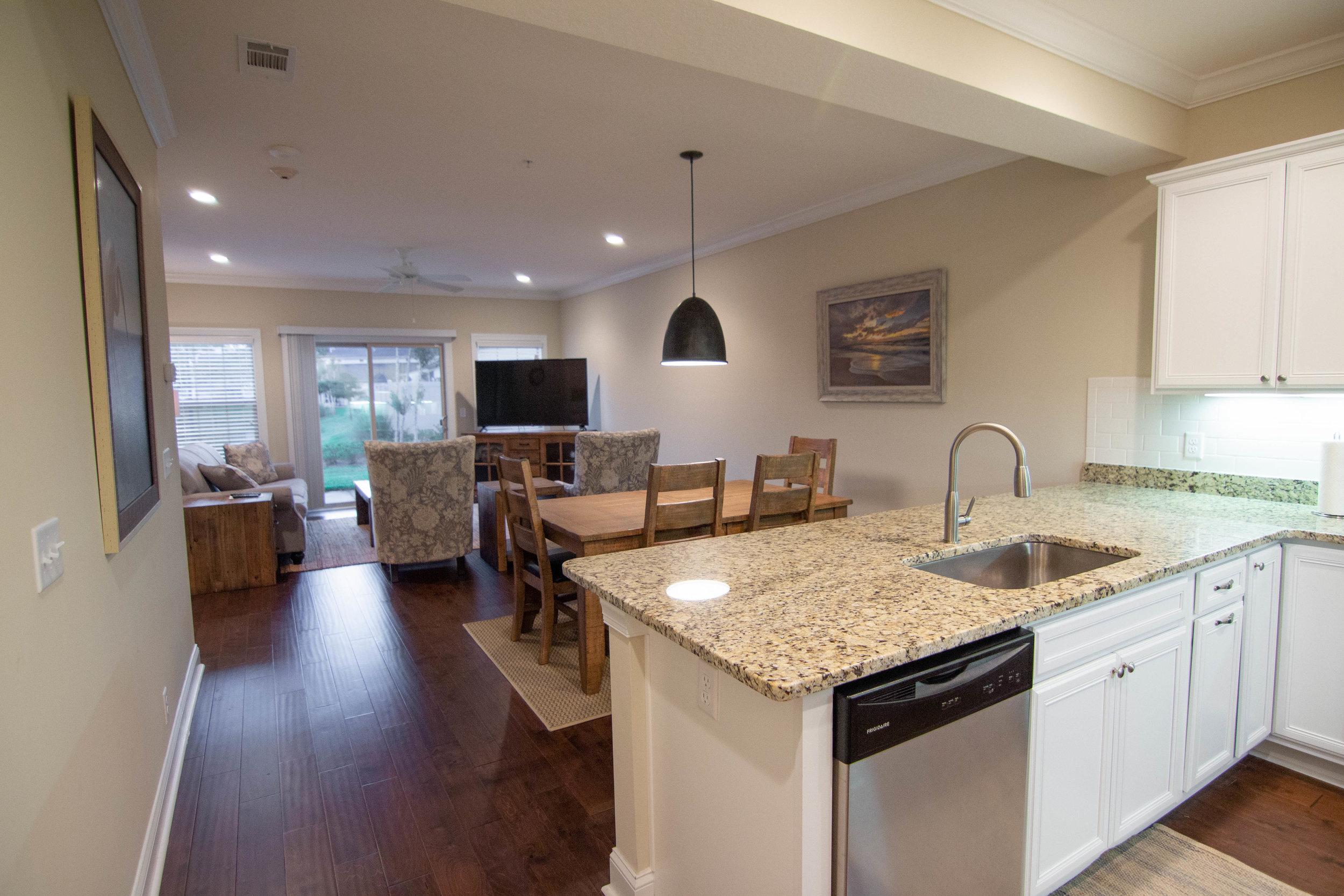 05 Kitchen.jpg