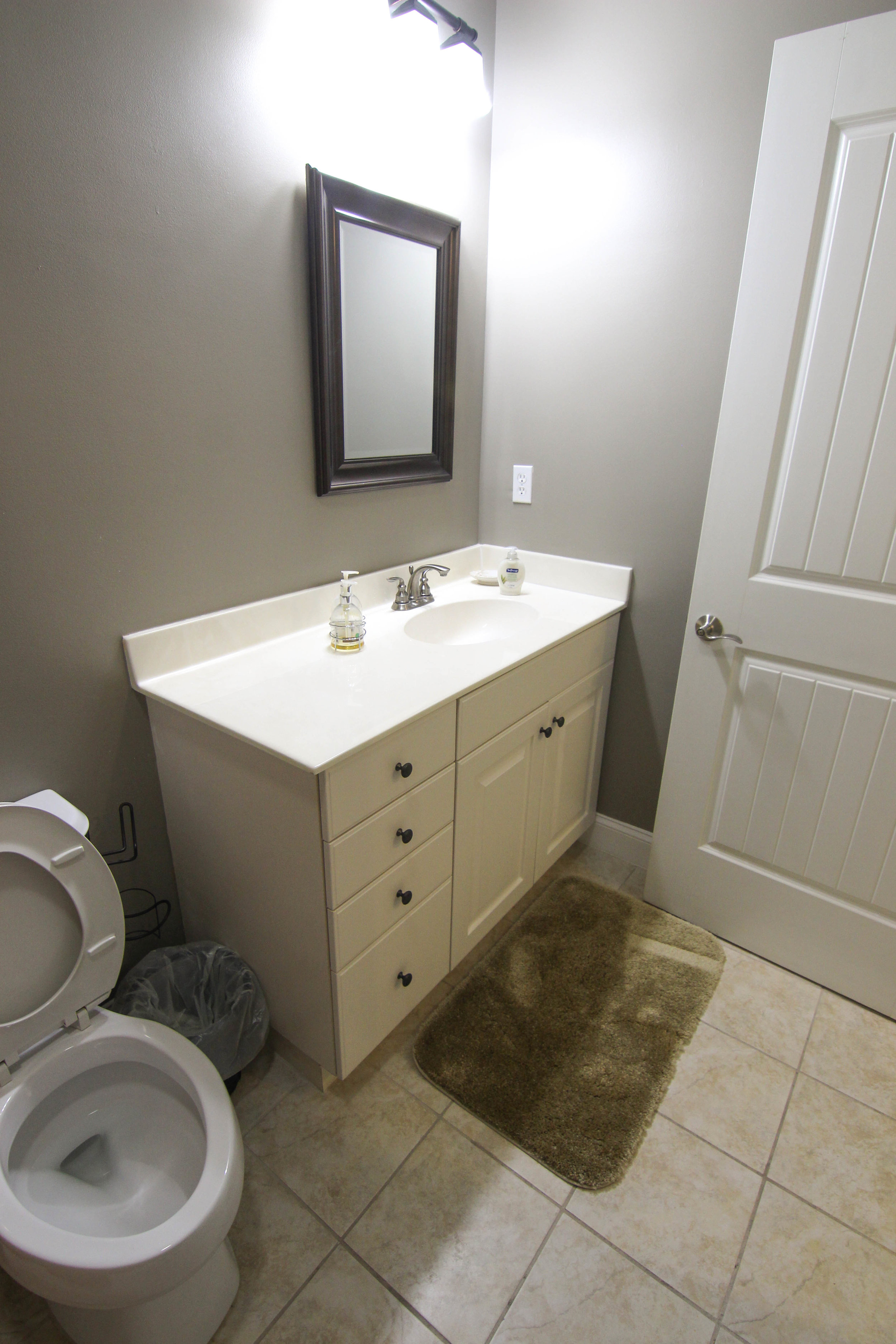 17 Bathroom 2.jpg