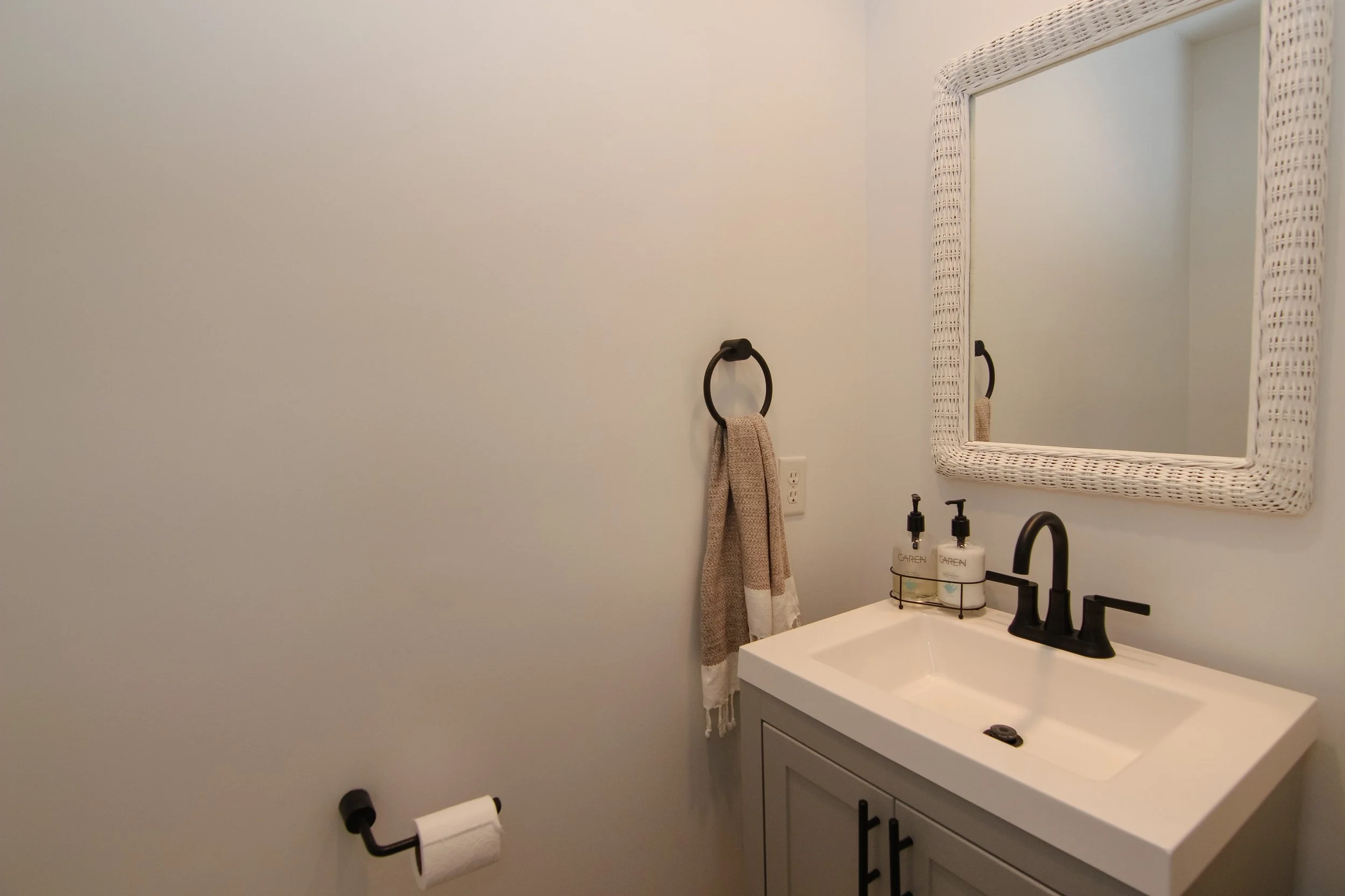 10 Bathroom.jpg